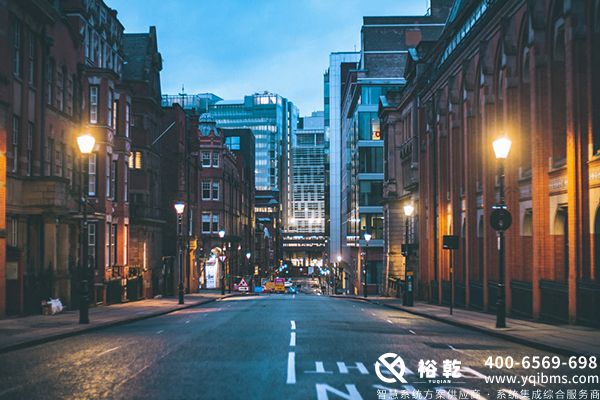 　　隨著城市化進(jìn)程的加快，樓宇管理逐漸成為現(xiàn)代城市的重要組成部分。樓宇智能管理系統(tǒng)(Integrated Building Management System，簡(jiǎn)稱IBMS)應(yīng)運(yùn)而生，成為解決樓宇運(yùn)營管理效率、降低能耗、提升居住與工作環(huán)境的重要工具。本文將詳細(xì)探討樓宇I(lǐng)BMS系統(tǒng)的組成、功能、優(yōu)勢(shì)以及未來的發(fā)展趨勢(shì)。  　　一、什么是樓宇I(lǐng)BMS系統(tǒng)?  　　樓宇I(lǐng)BMS系統(tǒng)是一種集成的管理平臺(tái)，通過物聯(lián)網(wǎng)(IoT)、大數(shù)據(jù)、云計(jì)算等新興技術(shù)，將建筑內(nèi)各種設(shè)備與系統(tǒng)(如空調(diào)、照明、安防、消防、能耗管理等)有效整合，實(shí)現(xiàn)集中監(jiān)控與管理。其目的是提升建筑的運(yùn)營效率、降低能耗、保障居住者的安全，創(chuàng)造更加舒適的環(huán)境。  　　二、樓宇I(lǐng)BMS系統(tǒng)的核心組成  　　1. 監(jiān)控系統(tǒng)：樓宇I(lǐng)BMS系統(tǒng)能夠?qū)崟r(shí)監(jiān)控建筑內(nèi)各類設(shè)備的運(yùn)行狀況，如空調(diào)系統(tǒng)的溫度、濕度水平，照明系統(tǒng)的電源狀態(tài)等。這些數(shù)據(jù)可以通過可視化界面直觀展現(xiàn)，便于運(yùn)維人員快速做出響應(yīng)。  　　2. 能源管理系統(tǒng)：通過對(duì)建筑內(nèi)能耗的實(shí)時(shí)跟蹤，實(shí)現(xiàn)能耗數(shù)據(jù)的分析與優(yōu)化，幫助管理者制定更為科學(xué)的能耗策略，降低運(yùn)營成本。  　　3. 安全與安防系統(tǒng)：集成視頻監(jiān)控、門禁控制、報(bào)警系統(tǒng)等，以確保建筑內(nèi)人員及財(cái)產(chǎn)的安全。這一模塊能夠?qū)崟r(shí)識(shí)別異常情況，并立即通知相關(guān)人員或部門采取措施。  　　4. 建筑自動(dòng)化系統(tǒng)：樓宇I(lǐng)BMS系統(tǒng)利用傳感器和控制器實(shí)現(xiàn)對(duì)建筑內(nèi)部環(huán)境(如溫度、濕度、光照等)的自動(dòng)調(diào)節(jié)，提升居住舒適度。  　　5. 通訊與網(wǎng)絡(luò)系統(tǒng)：為了保障各個(gè)系統(tǒng)的高效協(xié)作，樓宇I(lǐng)BMS系統(tǒng)還需要強(qiáng)大的通訊與網(wǎng)絡(luò)基礎(chǔ)設(shè)施支持。這包括有線網(wǎng)絡(luò)、無線網(wǎng)絡(luò)和云計(jì)算平臺(tái)。  　　三、樓宇I(lǐng)BMS系統(tǒng)的功能與優(yōu)勢(shì)  　　1. 提升管理效率：樓宇I(lǐng)BMS系統(tǒng)可以將建筑內(nèi)各類設(shè)備的操作整合到一個(gè)平臺(tái)上，管理者通過該系統(tǒng)即可進(jìn)行智能控制，降低了人力成本，提升了工作效率。  　　2. 降低能耗：通過實(shí)時(shí)監(jiān)測(cè)與數(shù)據(jù)分析，IBMS系統(tǒng)能夠識(shí)別能耗異常，并及時(shí)進(jìn)行調(diào)整，幫助建筑降低能耗和運(yùn)營成本，實(shí)現(xiàn)綠色建筑目標(biāo)。  　　3. 改善居住體驗(yàn)：樓宇I(lǐng)BMS系統(tǒng)可以根據(jù)使用者的需求自動(dòng)調(diào)節(jié)室內(nèi)環(huán)境，如調(diào)節(jié)空調(diào)的溫度與濕度、照明的亮度等，確保員工在舒適的環(huán)境中工作，提高工作效率。  　　4. 提高安全性：集成的安防系統(tǒng)能夠?qū)崟r(shí)監(jiān)測(cè)潛在風(fēng)險(xiǎn)，并及時(shí)發(fā)出預(yù)警，保障建筑及其使用者的安全。尤其在火災(zāi)、入侵等突發(fā)事件中，IBMS系統(tǒng)能迅速響應(yīng)，最大限度地減少損失。  　　5. 可擴(kuò)展性與靈活性：樓宇I(lǐng)BMS系統(tǒng)具有良好的可擴(kuò)展性，能夠根據(jù)建筑的不同需求，靈活添加或調(diào)整模塊，確保系統(tǒng)始終適應(yīng)建筑的運(yùn)營變化。  　　四、樓宇I(lǐng)BMS系統(tǒng)的應(yīng)用場(chǎng)景  　　1. 商業(yè)辦公樓：在大型商業(yè)辦公樓中，樓宇I(lǐng)BMS系統(tǒng)能夠?qū)崟r(shí)監(jiān)控各項(xiàng)運(yùn)營數(shù)據(jù)，幫助管理者進(jìn)行有效的資產(chǎn)管理和空間利用，提升辦公環(huán)境的舒適度和安全性。  　　2. 酒店與會(huì)展中心：在酒店及會(huì)展中心，IBMS系統(tǒng)可通過智能化管理提升客戶體驗(yàn)，如智能燈光控制、溫度調(diào)節(jié)等，提升客滿時(shí)的運(yùn)營效率。  　　3. 醫(yī)療機(jī)構(gòu)：醫(yī)院等醫(yī)療機(jī)構(gòu)對(duì)于環(huán)境的要求極高，樓宇I(lǐng)BMS系統(tǒng)可以保證醫(yī)院內(nèi)部空氣質(zhì)量、溫濕度維持在最佳狀態(tài)，保障患者與醫(yī)務(wù)人員的安全與舒適。  　　4. 工業(yè)廠房：在工業(yè)企業(yè)中，IBMS系統(tǒng)可以有效監(jiān)控和管理設(shè)備的運(yùn)行狀態(tài)，降低設(shè)備故障率，同時(shí)優(yōu)化能耗管理，提高生產(chǎn)效率。  　　五、樓宇I(lǐng)BMS系統(tǒng)的未來發(fā)展趨勢(shì)  　　1. 智能化水平提升：隨著人工智能及機(jī)器學(xué)習(xí)技術(shù)的發(fā)展，IBMS系統(tǒng)將變得更加智能，能夠根據(jù)歷史數(shù)據(jù)和實(shí)時(shí)監(jiān)測(cè)自動(dòng)優(yōu)化建筑管理策略。  　　2. 云計(jì)算的廣泛應(yīng)用：未來的IBMS系統(tǒng)將更多地依賴云計(jì)算，通過云平臺(tái)實(shí)現(xiàn)數(shù)據(jù)的存儲(chǔ)、管理與分析，推動(dòng)建筑管理的數(shù)字化轉(zhuǎn)型。  　　3. 物聯(lián)網(wǎng)技術(shù)的深度整合：IBMS系統(tǒng)將與物聯(lián)網(wǎng)設(shè)備深度融合，建立起更為廣泛的智能設(shè)備生態(tài)，實(shí)現(xiàn)建筑內(nèi)部的全面互聯(lián)與自動(dòng)化管理。  　　4. 可持續(xù)發(fā)展的推動(dòng)：環(huán)保與可持續(xù)發(fā)展將是未來IBMS系統(tǒng)發(fā)展的重要方向，樓宇I(lǐng)BMS系統(tǒng)通過實(shí)時(shí)監(jiān)測(cè)與數(shù)據(jù)分析，幫助建筑達(dá)到更低的碳排放標(biāo)準(zhǔn)，實(shí)現(xiàn)可持續(xù)運(yùn)營。  　　5. 用戶體驗(yàn)至上的設(shè)計(jì)：未來的IBMS系統(tǒng)將更加注重用戶體驗(yàn)，通過更為簡(jiǎn)潔的界面、更流暢的操作流程保障用戶的便捷性，提升用戶對(duì)系統(tǒng)的認(rèn)可度。  　　結(jié)論  　　樓宇I(lǐng)BMS系統(tǒng)作為現(xiàn)代建筑管理的重要工具，憑借其強(qiáng)大的集成能力和智能化管理，為建筑的高效運(yùn)營、節(jié)能降耗及安全保障提供了有力支持。隨著技術(shù)的不斷進(jìn)步和發(fā)展，IBMS系統(tǒng)的應(yīng)用前景將更加廣闊，必將引領(lǐng)未來建筑管理方式的變革。